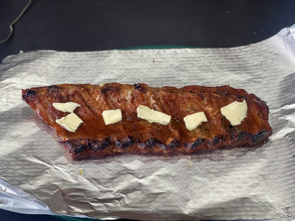 Het inpakken van de sparerib met roomboter en appelsap