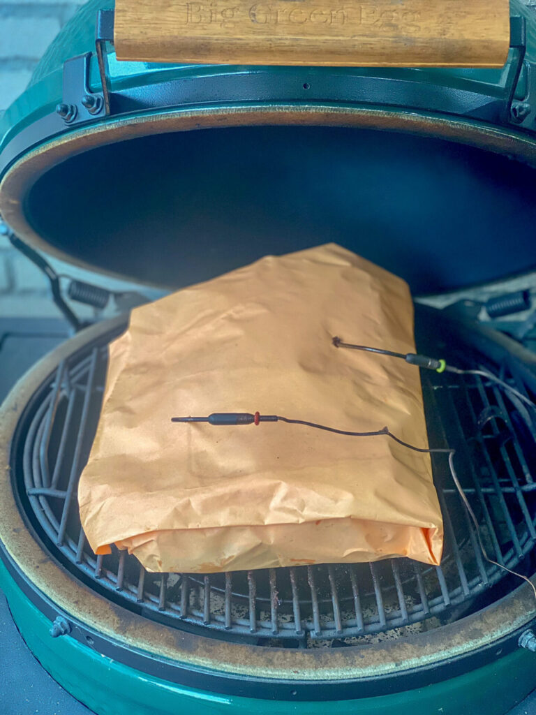 Brisket Op De Bbq Ingepakt In Butcher Paper